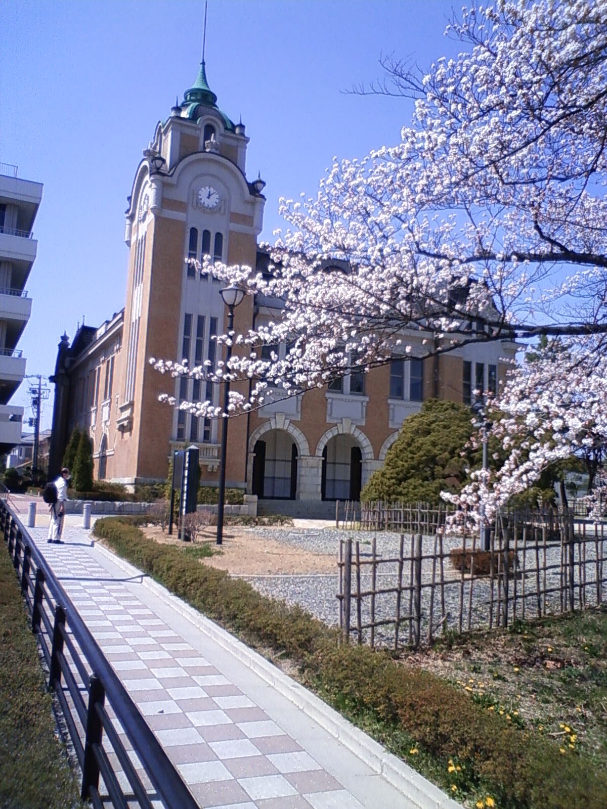 郡山公会堂・桜と時計塔